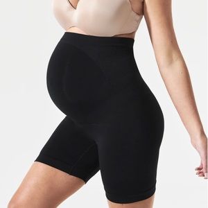 Blanqi black maternity belly support girl shorts. Small